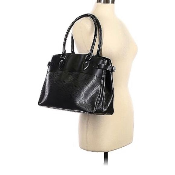 Auth Louis Vuitton blk epi passy GM w/ silver hardware wallet keycase available - Picture 1 of 16